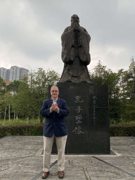 李江龙同学在孔子像前