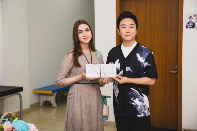 50塔尼亚跟李玉刚先生合影