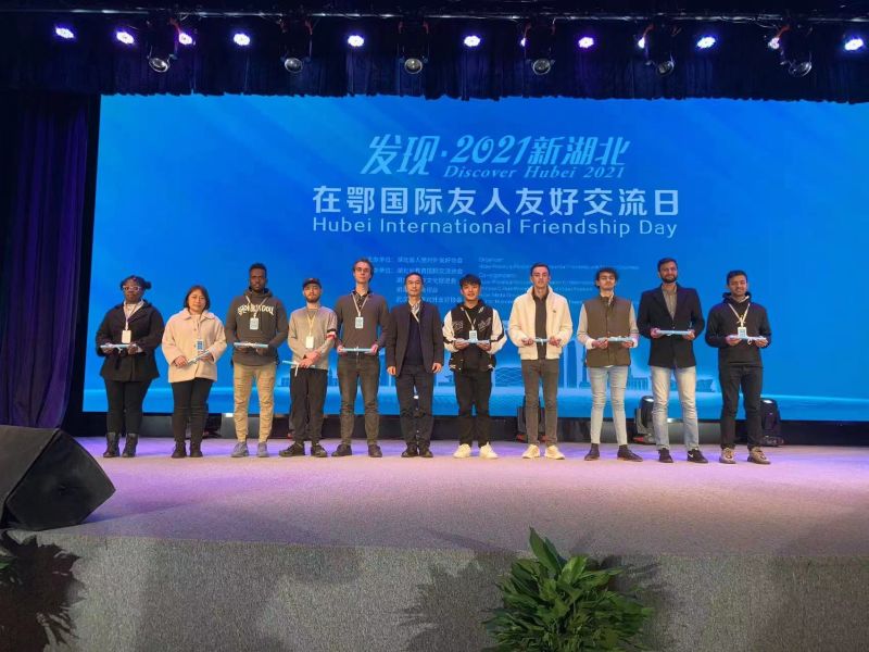 谱塔纳  参加在鄂国际友人友好交流日活动（右五）