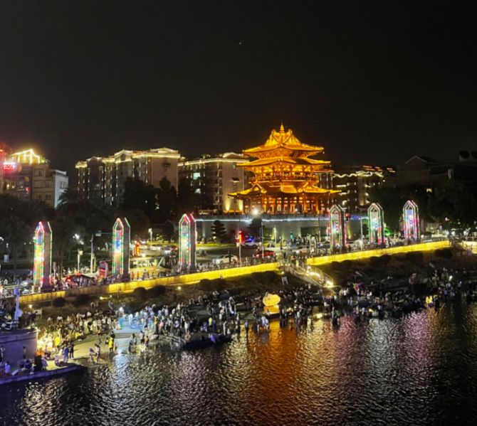 阮氏河同学拍摄的桂林解放桥夜景